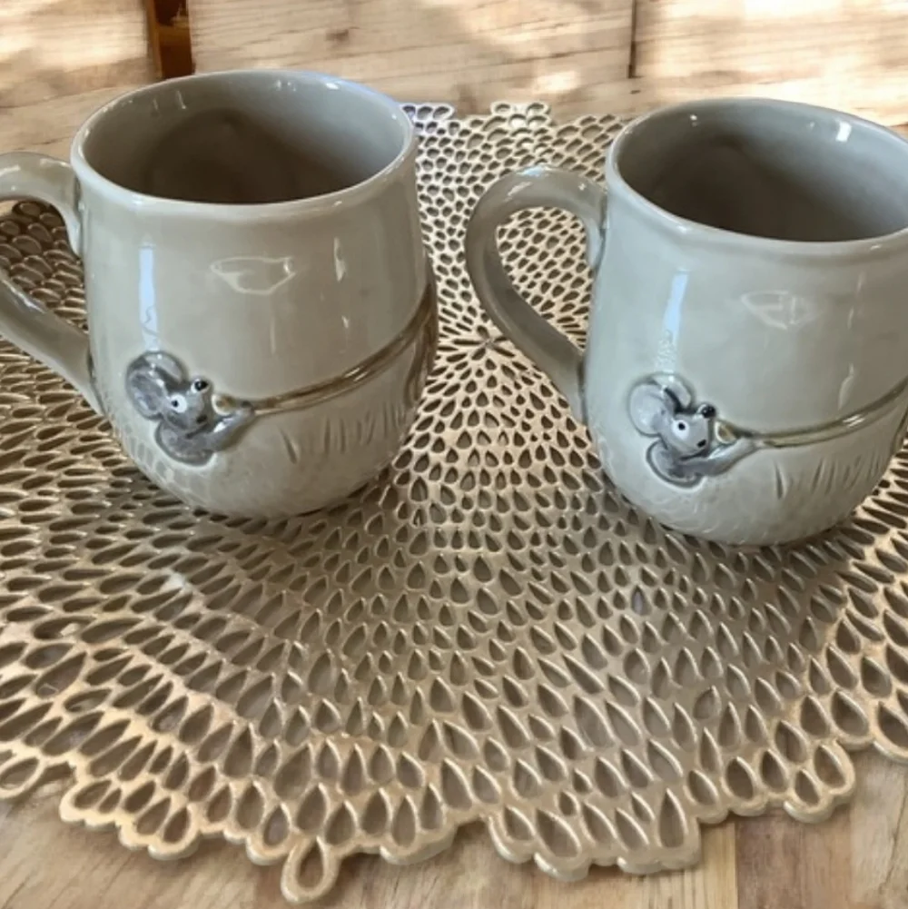 Vintage QUON Japan Coffee Mugs beige lion is 3D mouse on tail in excellent shape